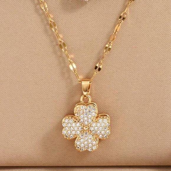 Jewelry - Elegant Gold Flower Pendant Necklace
